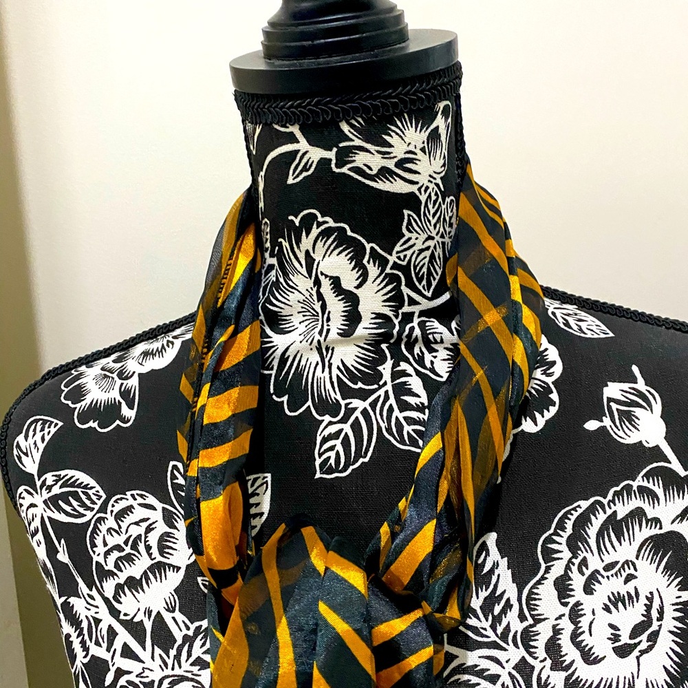 Black and Gold scarf. Tiger ready! Wonderful accent!